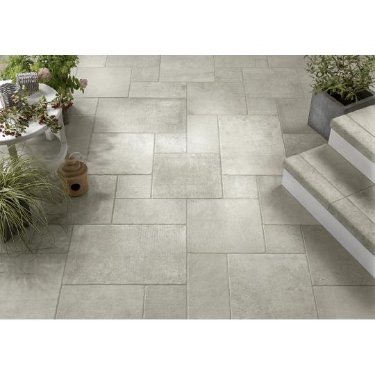 sedy rustikalny s drazkou dlazobne dosky mix velkosti 20x20 jedinecne kamenne dlazdice mrazuvzdorne protismykove dlazdice terasa obyvacia miestnost dlazba vlnity okraj isla opus.jpg